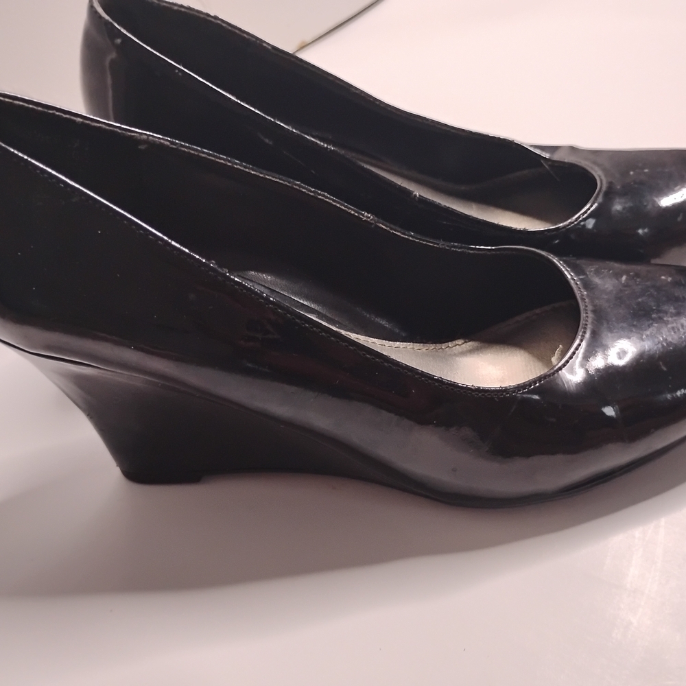 Dexter Women's Glossy Black Heels - Picture 2 of 6